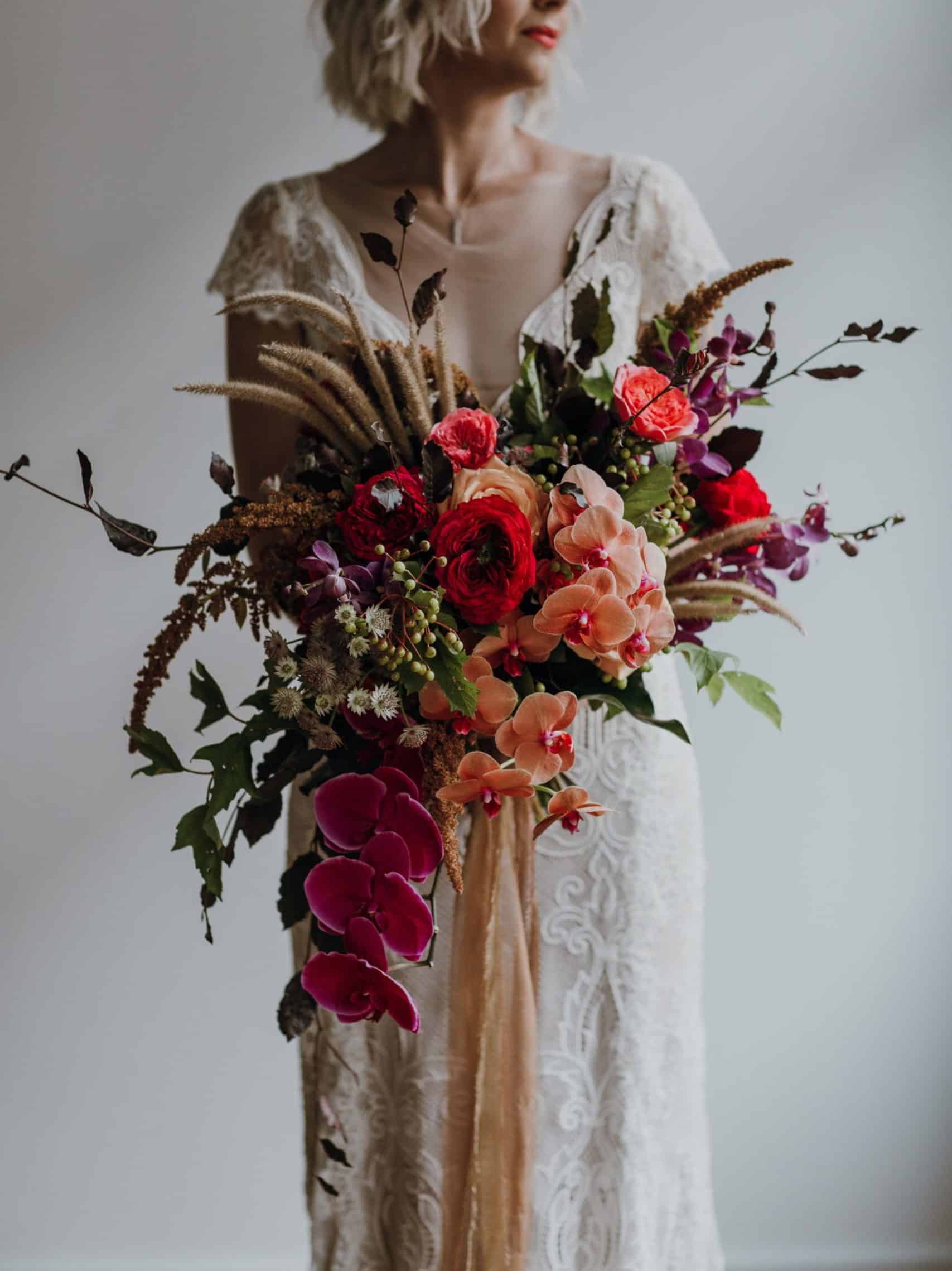 γαμήλια ανθοδέσμη με pampas grass, ορχιδέες και βατράχια