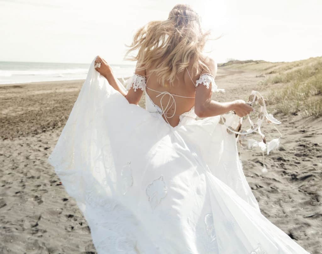 Νυφικά με ξεχωριστές λεπτομέρειες στην πλάτη