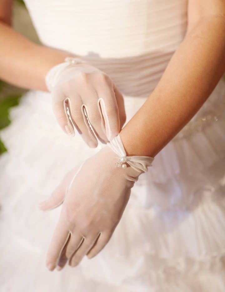 bridal-style-details-10 brides gloves with pearls