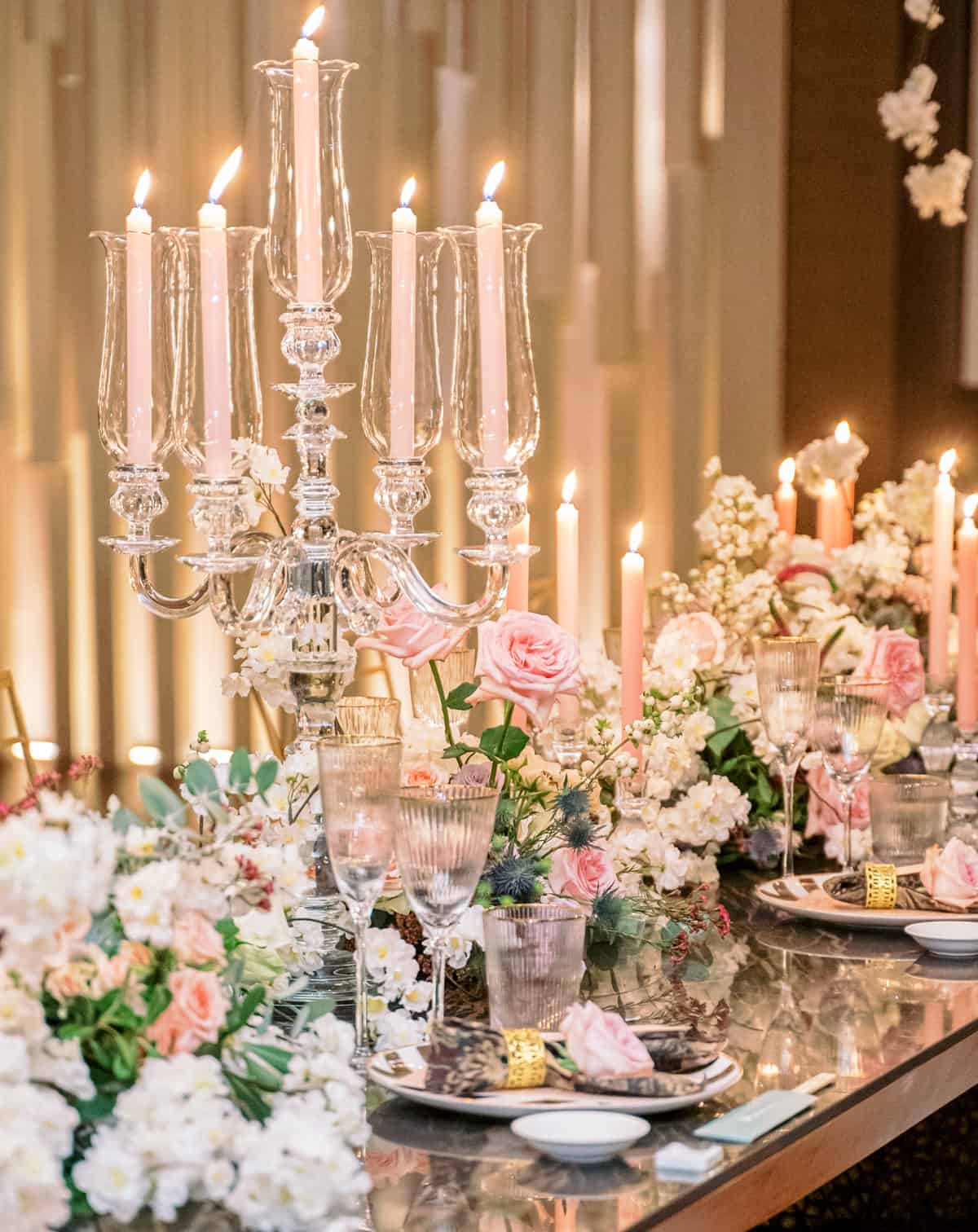 destination-pastel-seaside-5 wedding table decoration with roses