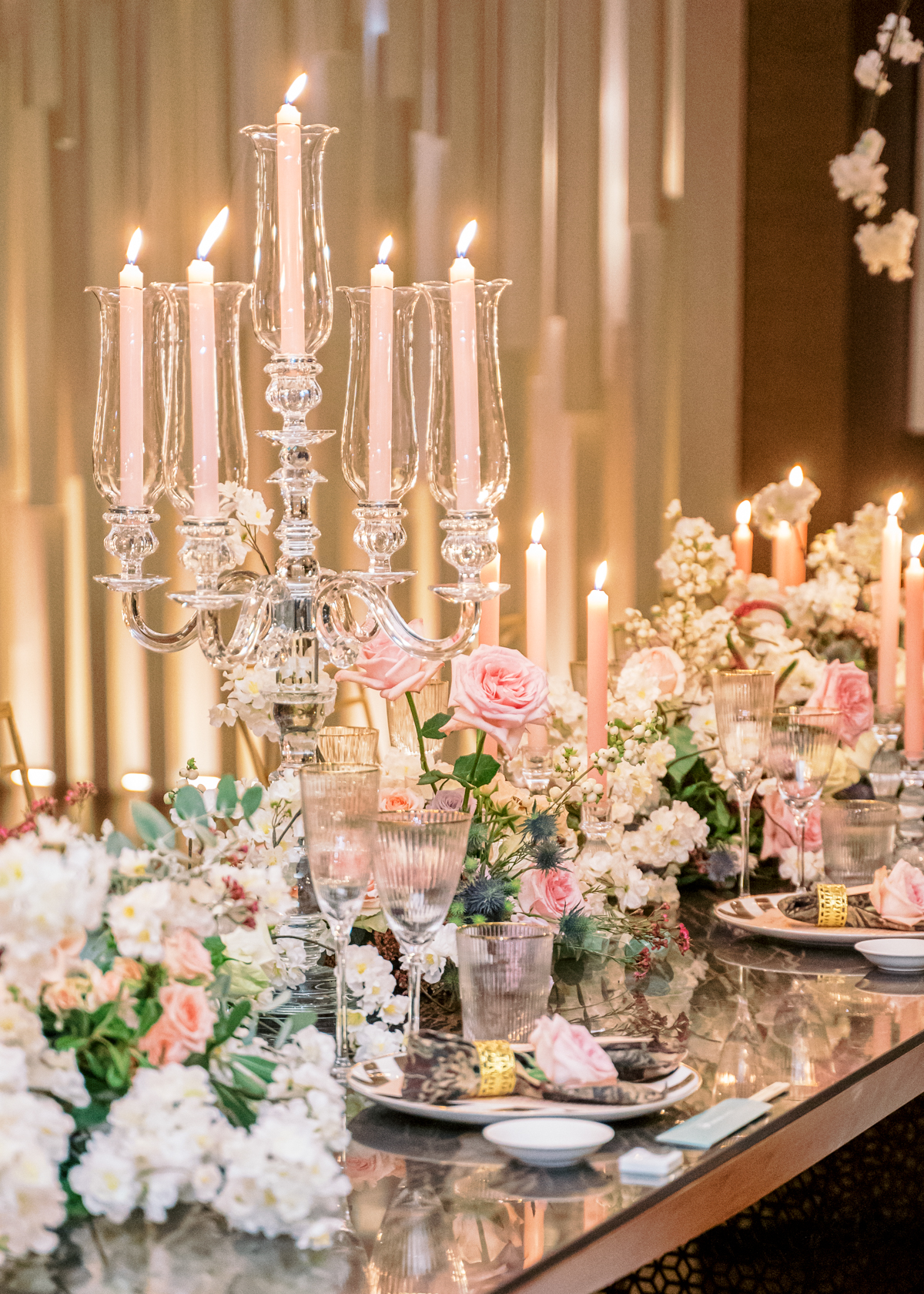 destination-pastel-seaside-5 wedding table decoration with roses