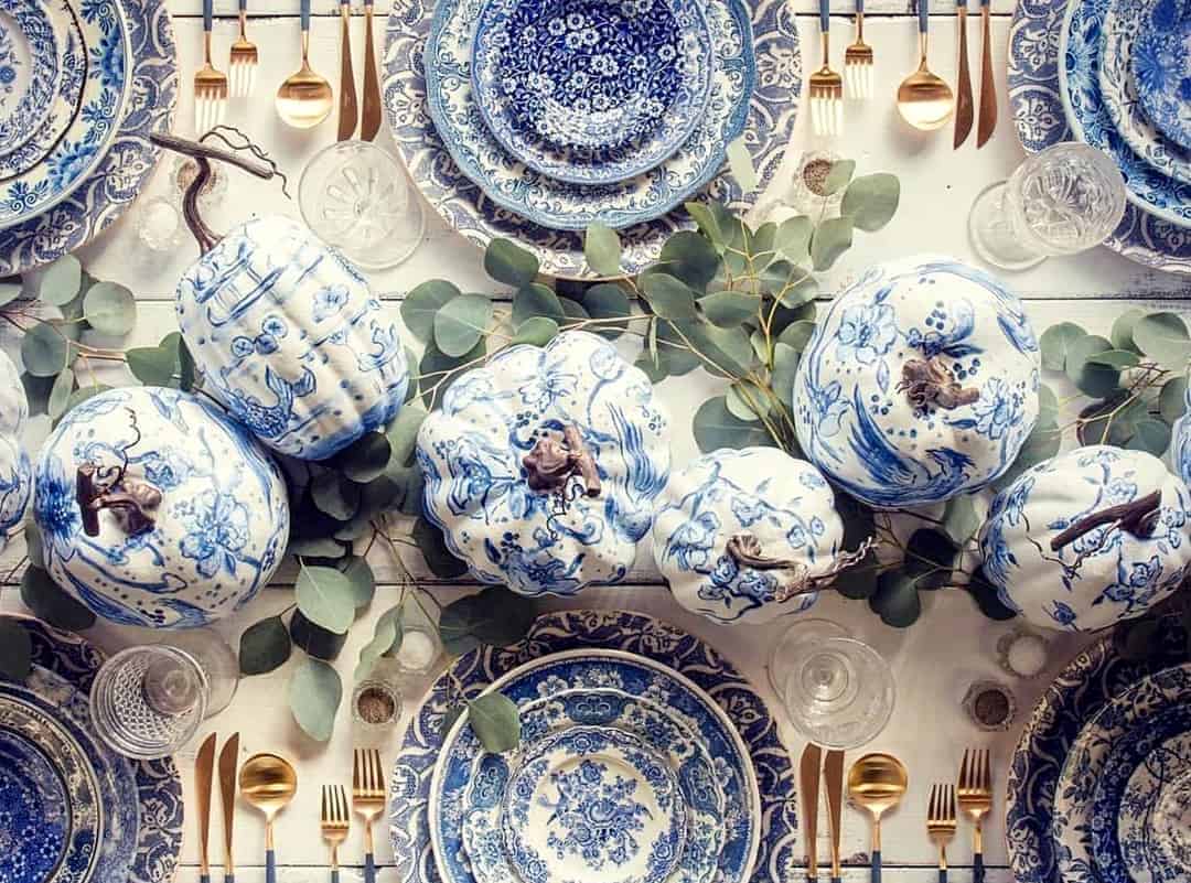 wedding table decoration in china blue theme with pumpkins