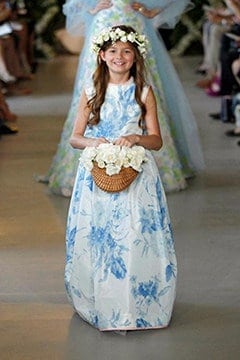 παρανυφάκι με φόρεμα στα χρώμα του china blue