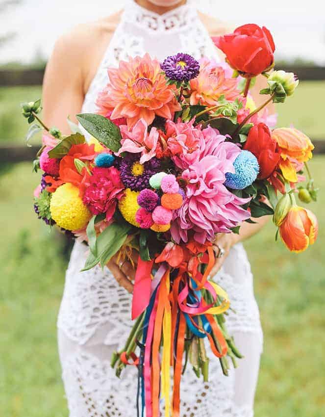 πολύχρωμη γαμήλια ανθοδέσμη με τουλίπες, χρυσάνθεμα και πολύχρωμες κορδέλες