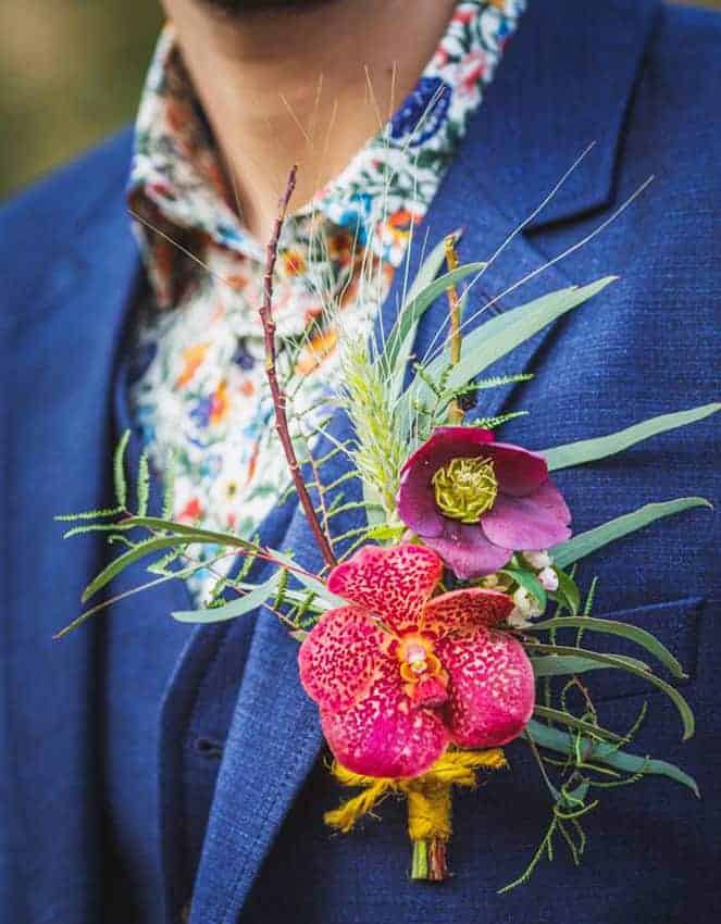 μπουτονιέρα με ρόζ ορχιδέες