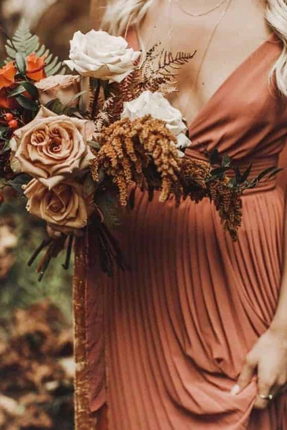 γαμήλια ανθοδέσμη με τριαντάφυλλα σε απαλό πορτοκαλί χρώμα