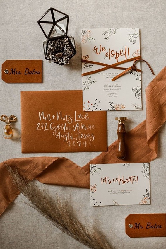 γαμήλια πρόσκληση λευκή με πορτοκαλί φάκελο