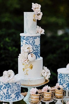 wedding cake with china blue details and pink flowers