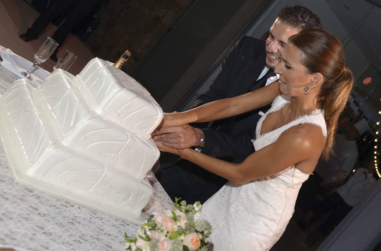 shabby-chic-romantic-9 το ζευγάρι κόβει την γαμήλια τούρτα