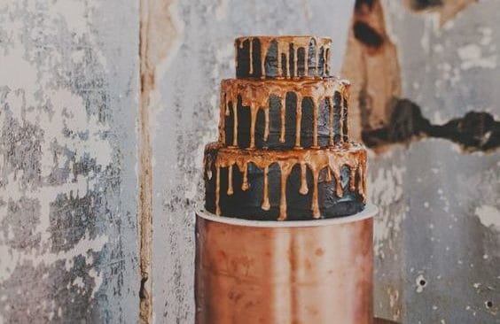 γαμήλια τούρτα με σοκολάτα και καραμέλα