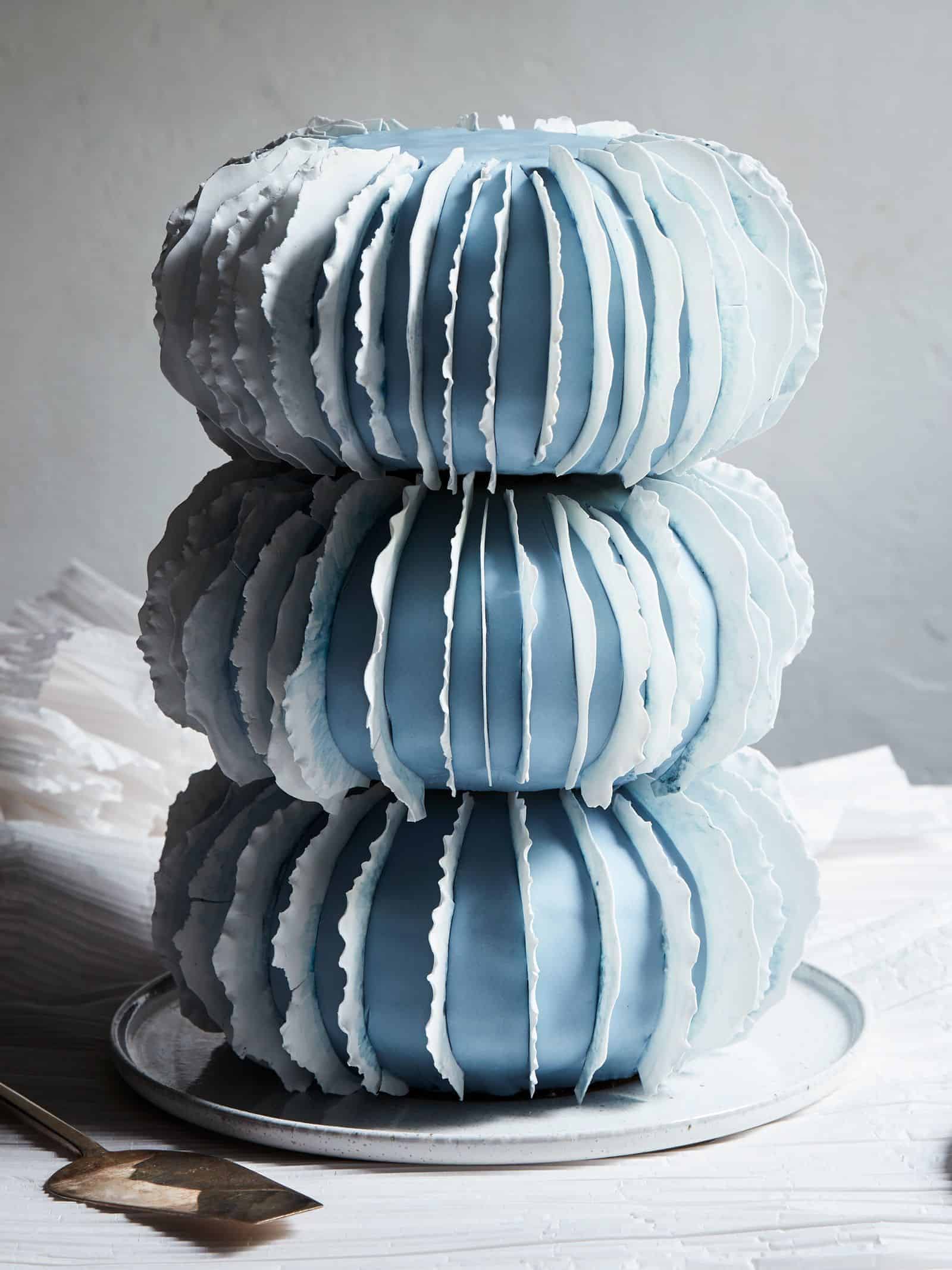 wedding-cakes-styles-12 wedding cake with blue spheres