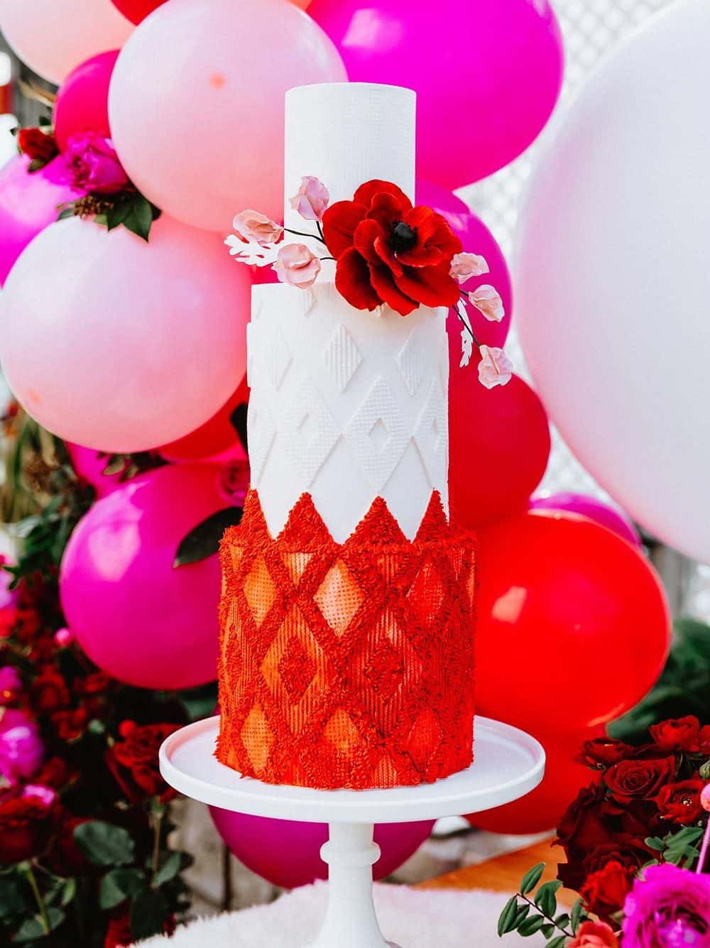 wedding-cakes-styles-5 τριώροφη γαμήλια τούρτα ασπρό και κόκκινο βατράχι
