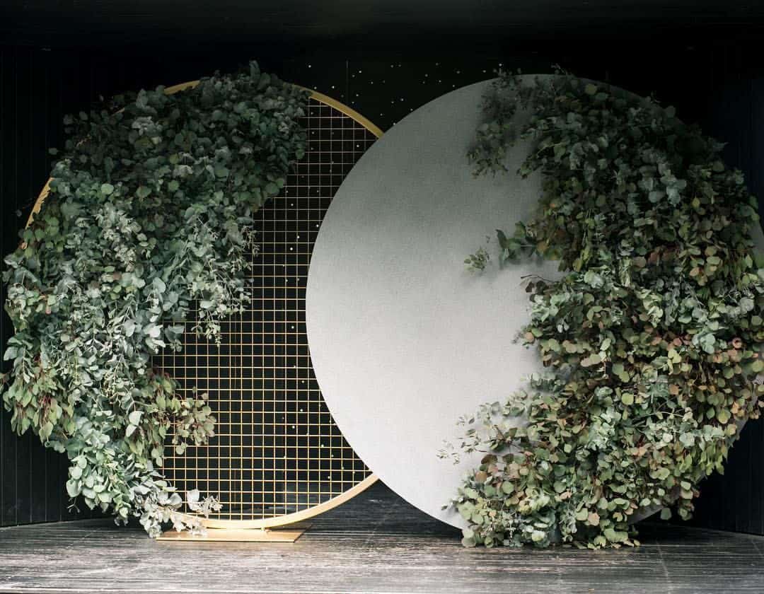 wedding backdrop with circle concrete and leaves