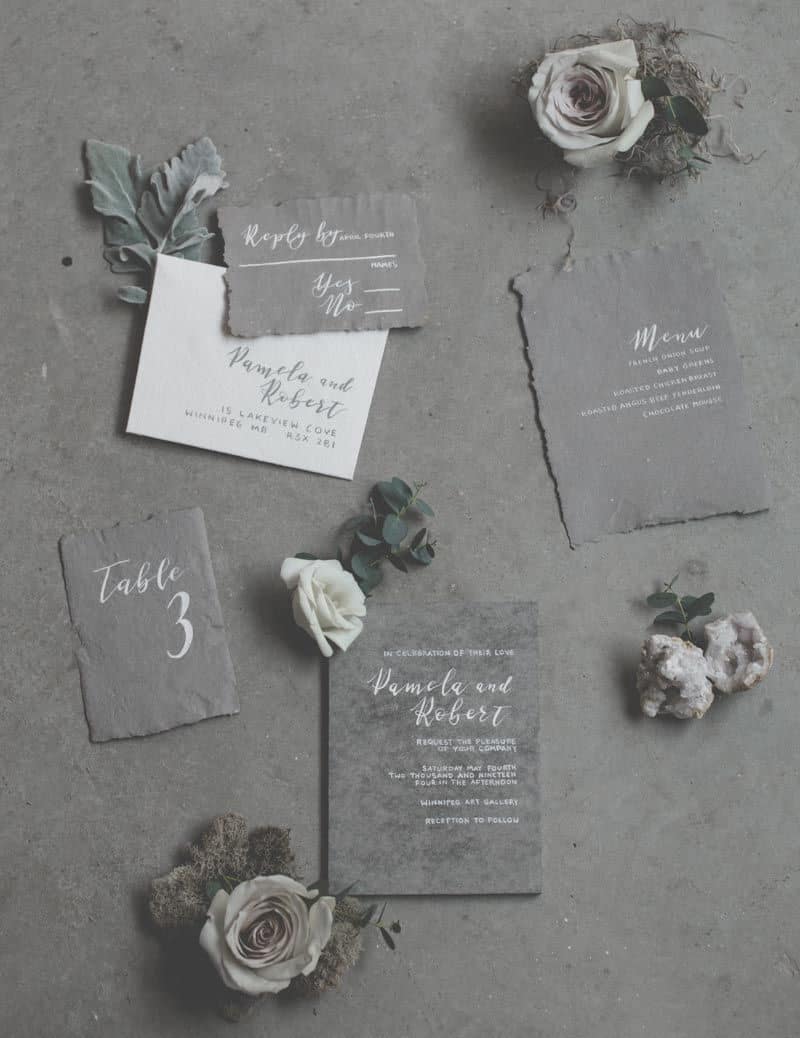 γαμήλια πρόσκληση με χαρτί στο χρώμα του στιμέντου