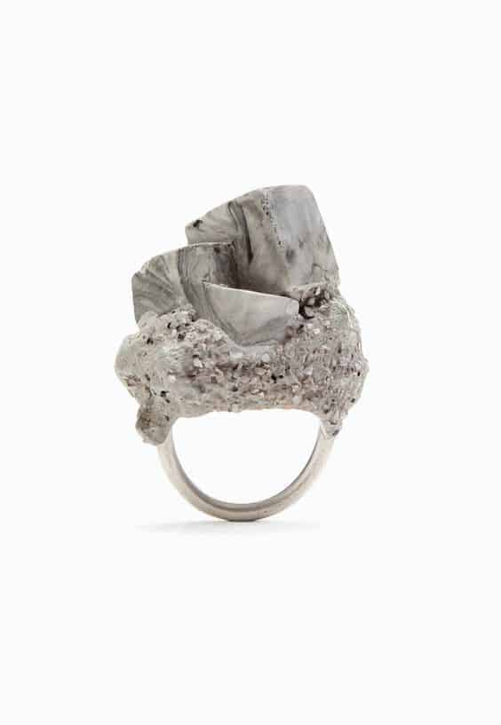 μονόπετρο με πέτρες που θυμίζουν τσιμέντο