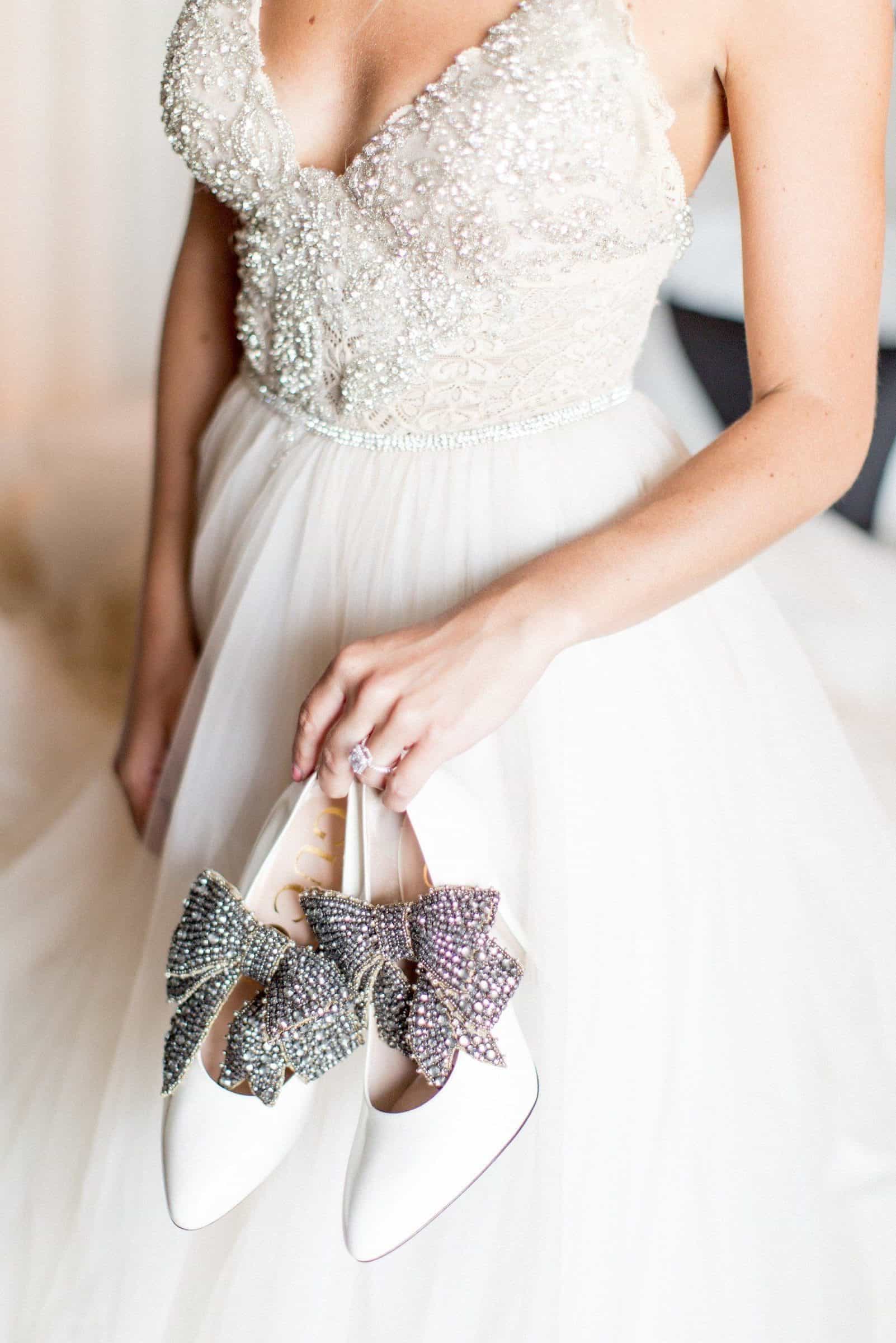 wedding shoes for women Wedding shoes bride shoes 2018 wedding shoes gucci shoes Bride νύφη κρατάει νυφικά παπούτσια