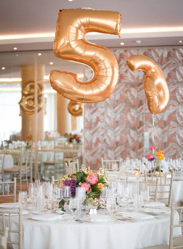 γαμήλιο δείπνο αρίθμηση τραπεζιών με μπαλόνια σε μεταλικό χρώμα