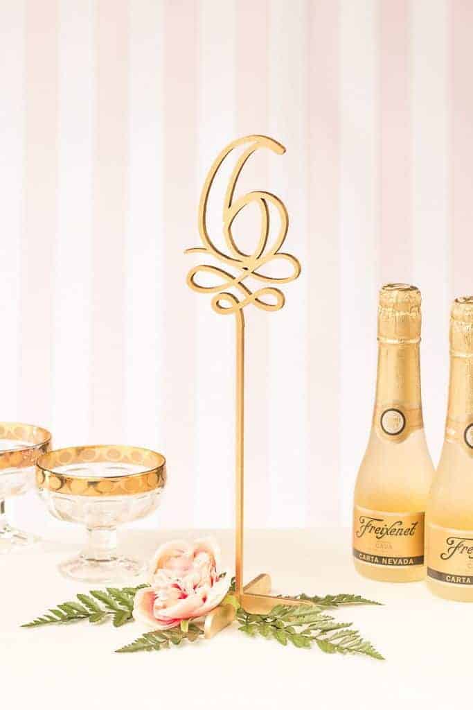 γαμήλιο δείπνο αρίθμηση τραπεζιών μεταλλικός αριθμός σε χρώμα χρυσό