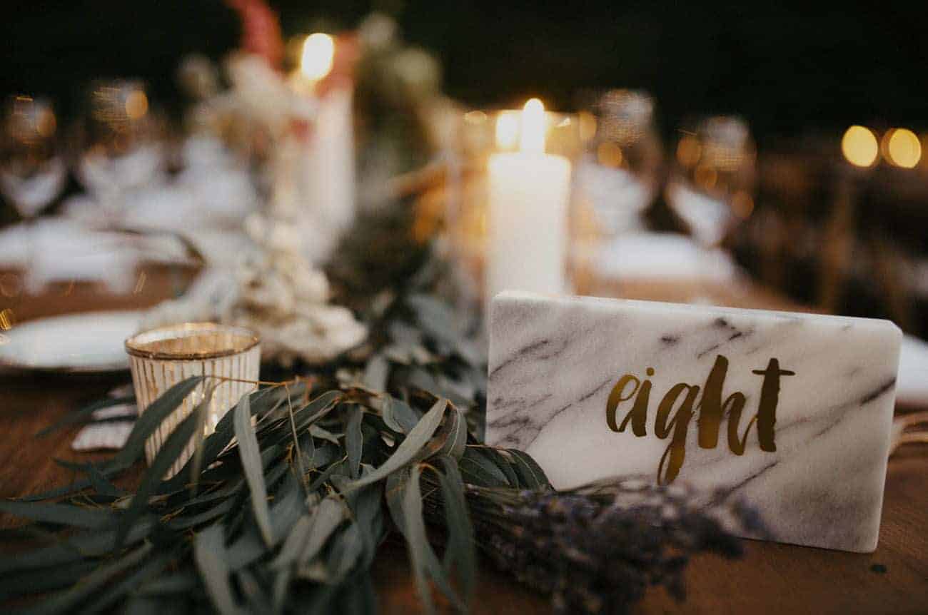 γαμήλιο δείπνο αρίθμηση τραπεζιών με μάρμαρο με τον αριθμό σε χρυσά γράμματα