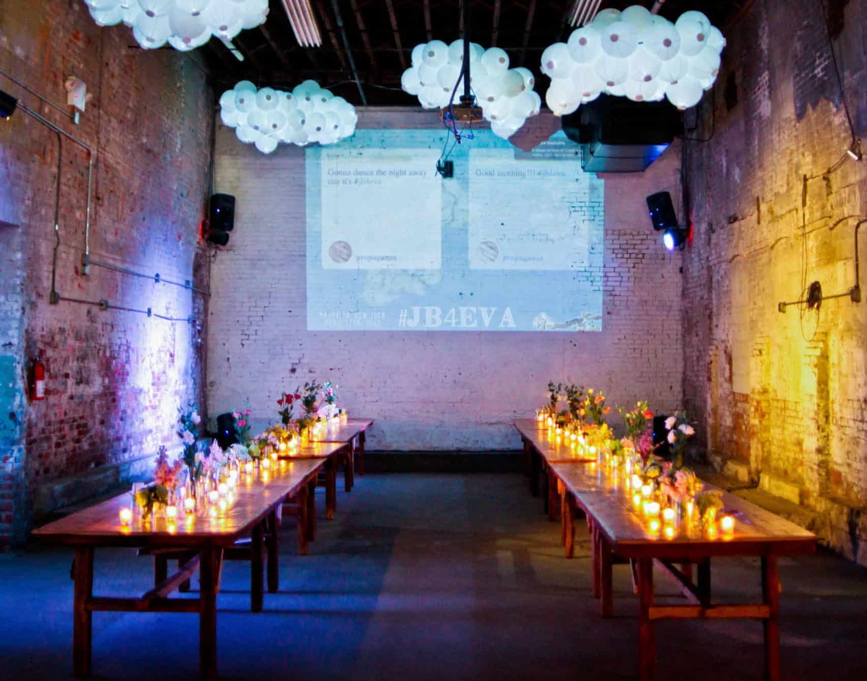 διακόσμηση με κεριά και λουλουδία