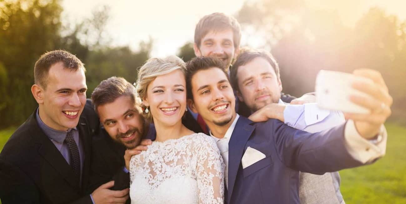 selfie φωτογραφία η νύφη ο γαμπρός και οι φίλοι τους