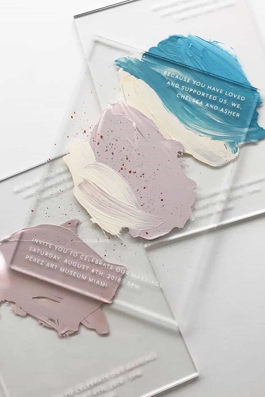 γαμήλια πρόσκληση σε διάφανο plexiglass με πινελίες από ακριλικά χρώματα