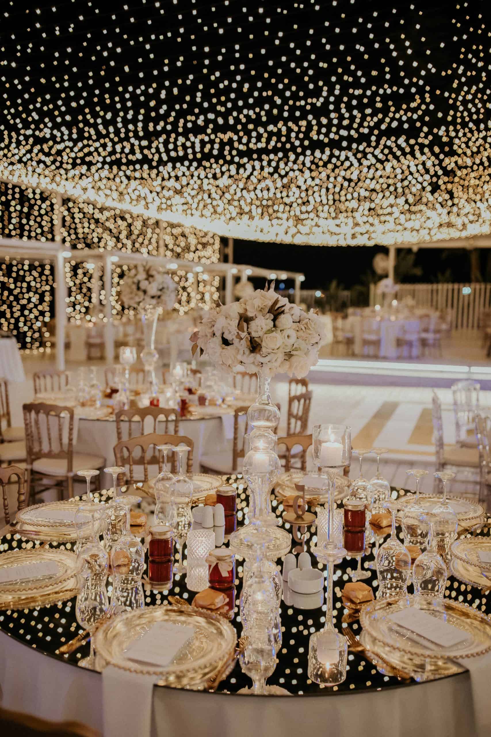 white-gold-seaside-20 wedding table decoration with fairy lights