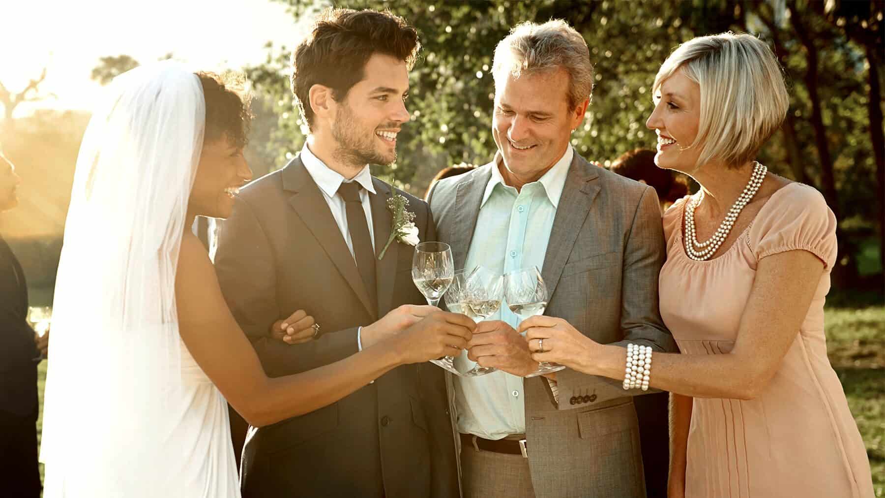 νύφη και γαμπρός δέχονται ευχές από τους γονείς τους